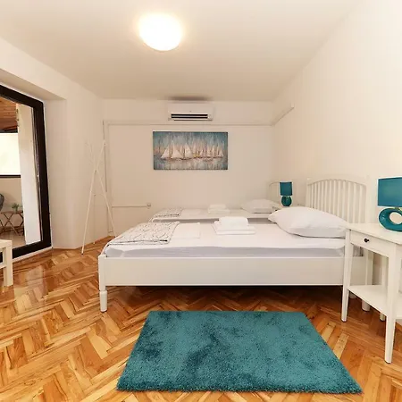 Lo Lo Apartment *